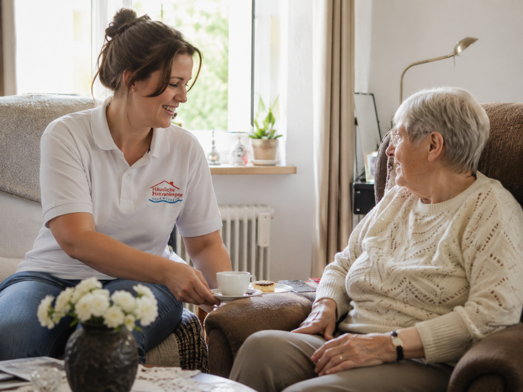 Pflegekraft im Gespräch mit einer Seniorin